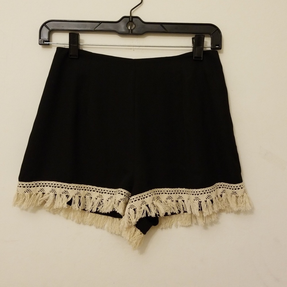 Woven shorts with lace trim
